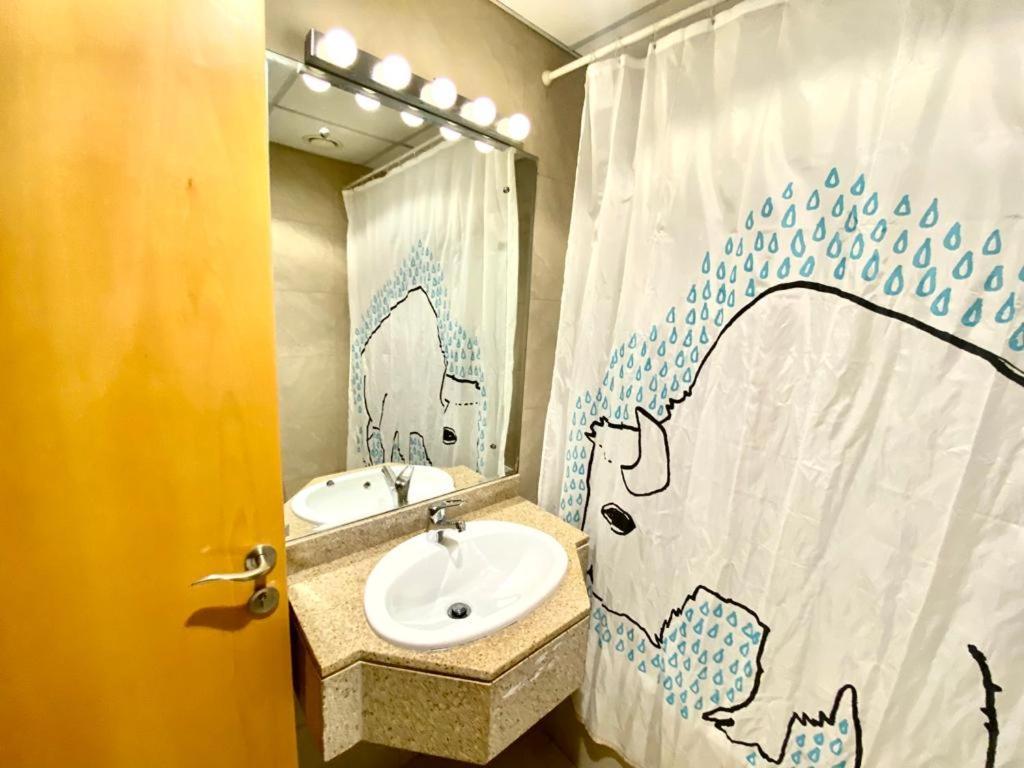 Marina Crown Tower For Girls Homestay Dubai
