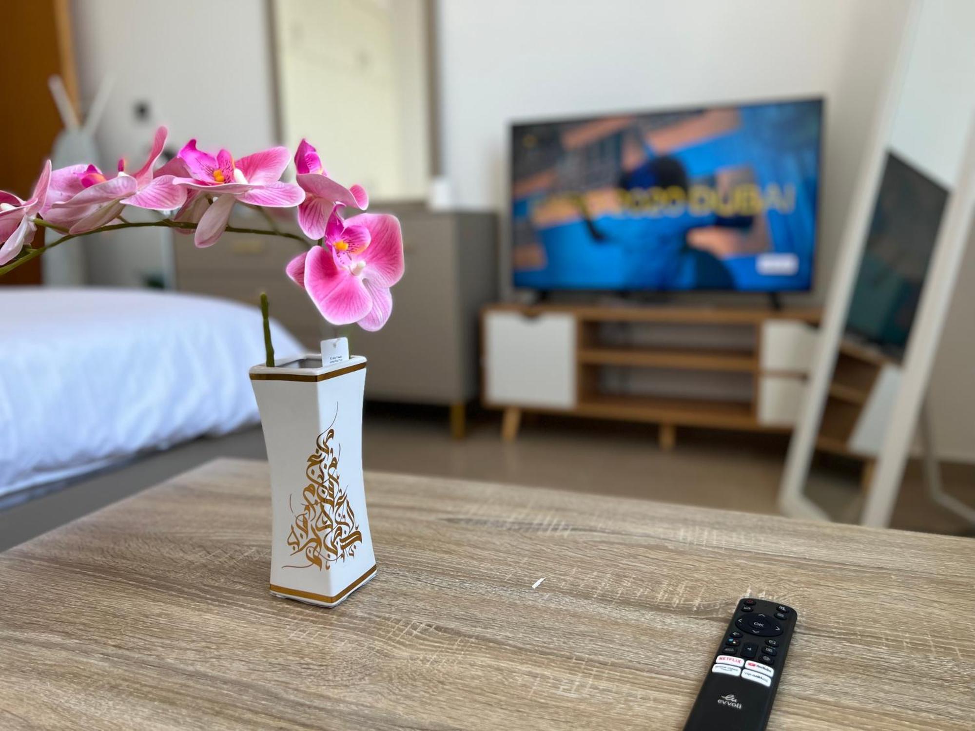 Marina Crown Tower For Girls Homestay Dubai