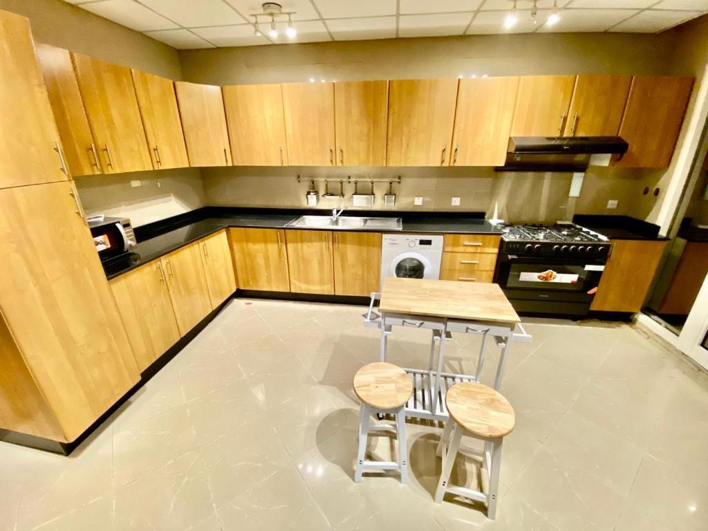 Marina Crown Tower For Girls Homestay Dubai