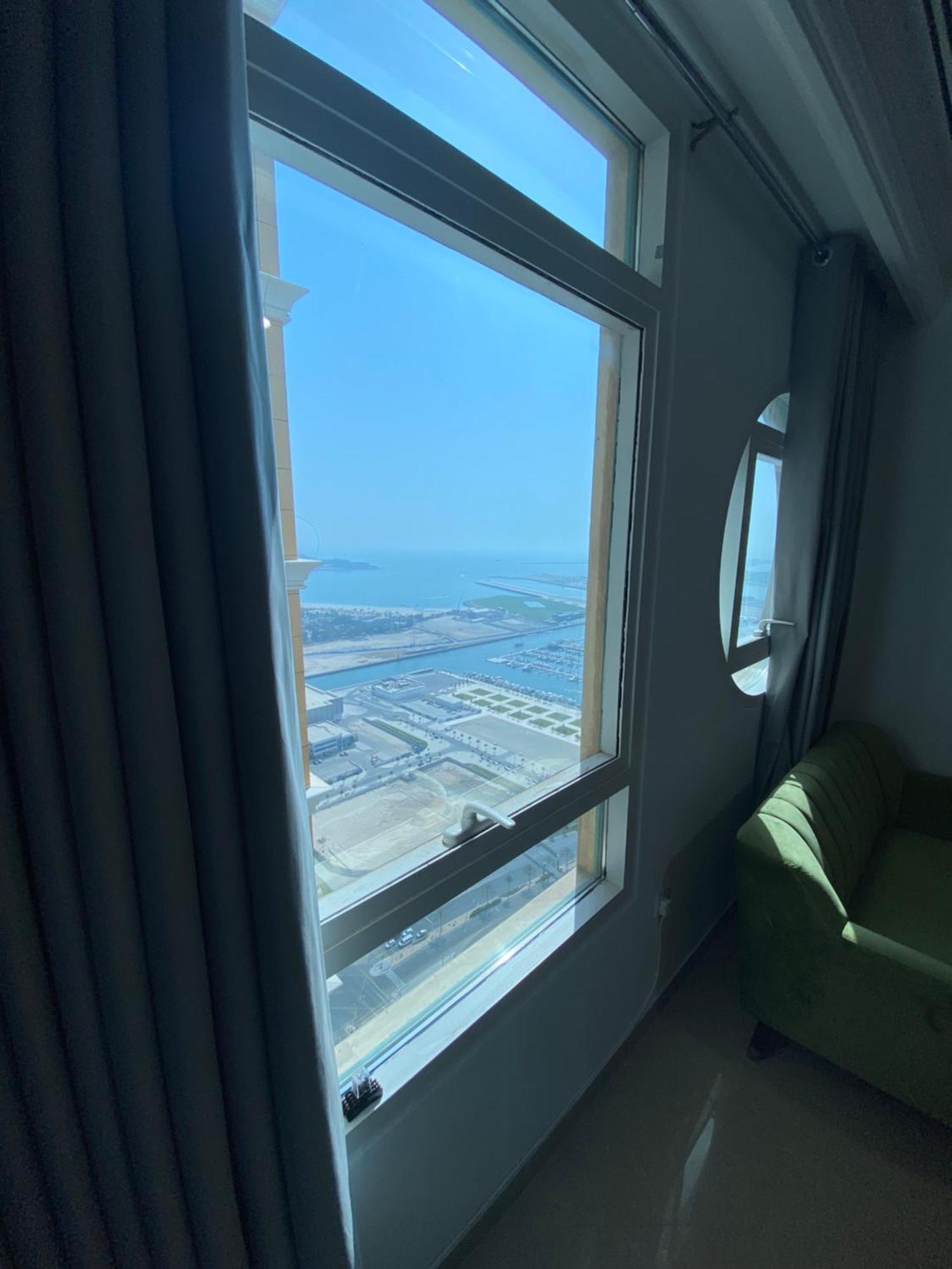 Marina Crown Tower For Girls * Dubai